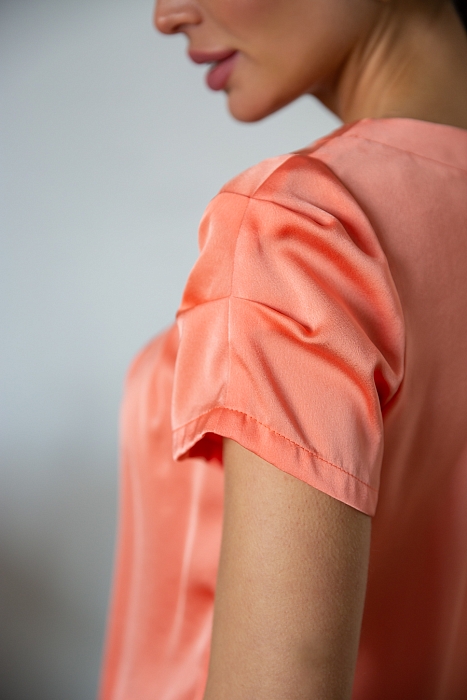 Луиза. Летняя блузка из шелковистой ткани цвета peach pink