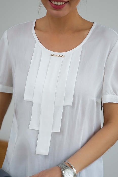 Леся, белая блузка с рукавами-фонарик и декоративной отделкой