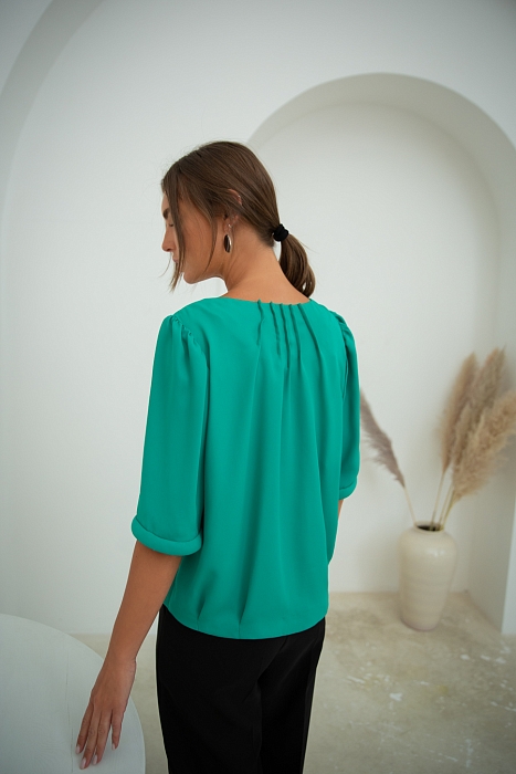 Хлоя. Шикарная блузка из шелковистого крепа насыщенного зеленого цвета оптом от производителя RITINI